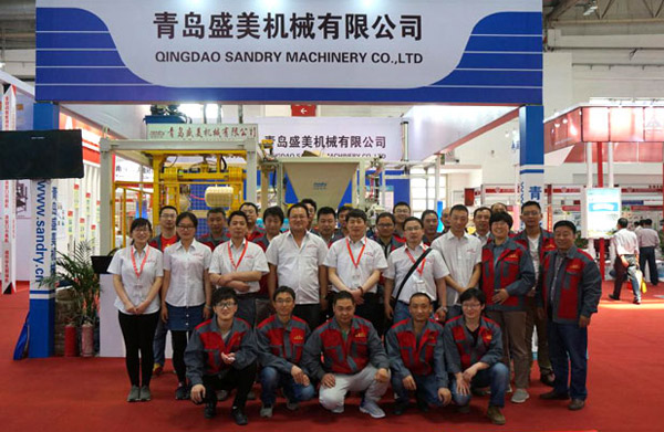 BC贷展会员工合影